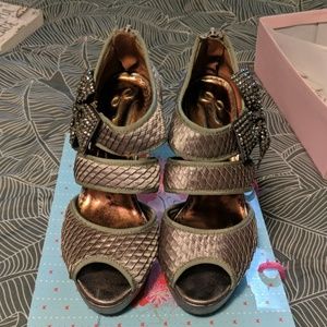 Peotic License Heels